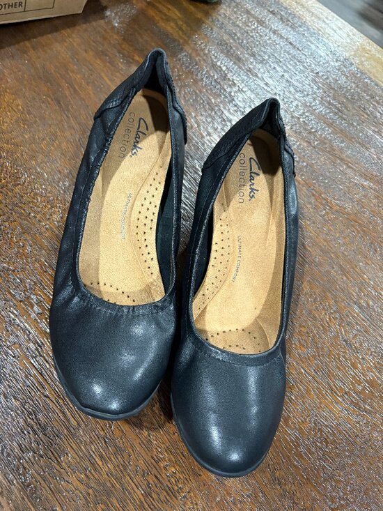 Clarks Shoes - Ladies Black Clarks Ultimate Comfort Heels Dress Shoes with Stretch sz US 9